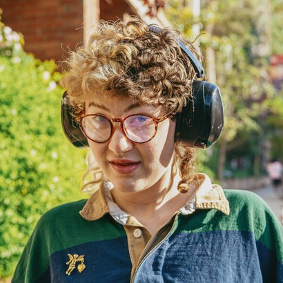 Può manifestarsi con difficoltà di concentrazione, iperattività e comportamenti impulsivi