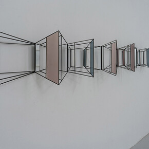 Panorama, 2021, Brass welded in silver and painted in metallic brown.Plexiglass panels painted in metallic enamels. Transparent and mirroring Plexiglas, 50x365x29,5 cm, 19¾x143¾x11½ inches.
Courtesy: The Flat – Massimo Carasi. Photo Credit: Mario Piavoli
