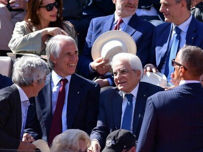 Sergio Mattarella con funzionari del CONI