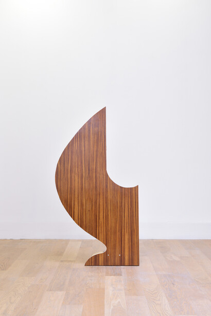 Liudvikas Buklys, Holder in the Twilight, 2012, Bois - 130 x 70 x 70 cm, Photo : Rebecca Fanuele, Courtesy galerie Cortex Athletico, Bordeaux-Paris