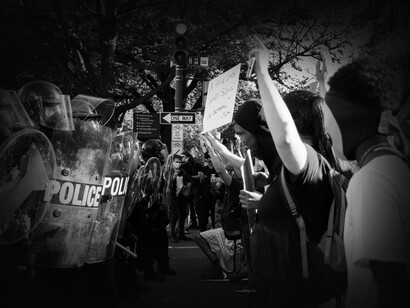 Protestas en Chile por la Nueva Constitución: La Convención Constitucional, en el borrador de la Nueva Constitución chilena, ha optado por un presidencialismo atenuado y un bicameralismo asimétrico que no existe en ningún país