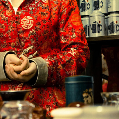 Mulher numa sala de chá. Fotografia Francisco SG, 2011