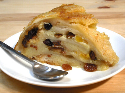 Custard and raisins pudding called white pot