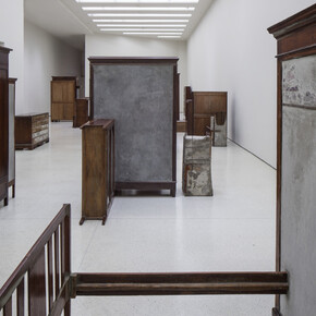 Installation view: Doris Salcedo, Solomon R. Guggenheim Museum, New York, June 26–October 12, 2015, Photo: David Heald © Solomon R. Guggenheim Foundation