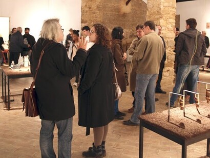 Visitantes de uma exposição na Galeria Trem