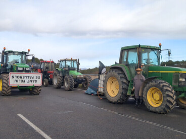 À Garrigàs, dans l'Alt Empordà en Espagne, des manifestants du mouvement « Révolte paysanne » ont occupé l'autoroute A7 afin de protester contre l'accord avec le Mercosur