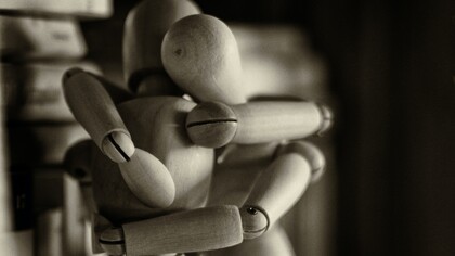 Marionette di legno. Fa freddo amica mia anche quando mangiamo, ma che freddo sento se non ci abbracciamo