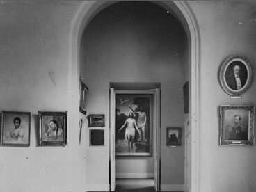 Sala Almeida Júnior: Museu Paulista, cerca de 1939. Fotografia pertencente ao Arquivo do Museu Paulista da Universidade de São Paulo. Suas obras retratam cenas da vida interiorana, como “Caipira Picando Fumo” (1893), e são consideradas precursoras do regionalismo na arte. Almeida Júnior ajudou a ampliar o repertório da pintura brasileira, mostrando que não apenas os grandes feitos históricos mereciam ser retratados, mas também o dia a dia do povo