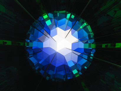 Olafur Eliasson, Seu planeta compartilhado, 2011, Stainless steel, aluminum, color-effect filter glass, mirrors, 195 x 325 x 200 cm, Thyssen-Bornemisza Art Contemporary, Vienna, Photo: Jens Ziehe, Berlin