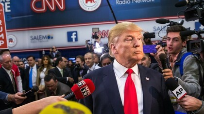 La actitud de Trump con la prensa es abrumadoramente simple: cordial cuando es elogiado, brutal cuando lo critican