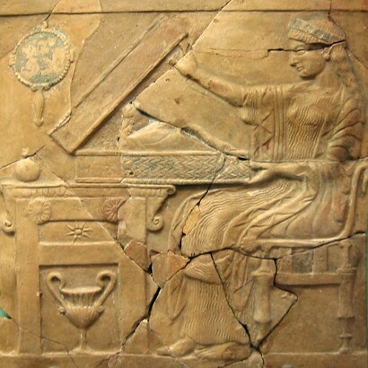 Persefone apre la cesta (λίκνον) mistica (μυστικών) contenente gli oggetti sacri propri dell'iniziazione. Pinax (πίναξ) rivenuta nel santuario di Persefone a Locri, risalente al V sec. a.C. e conservata al Museo archeologico nazionale di Reggio Calabria