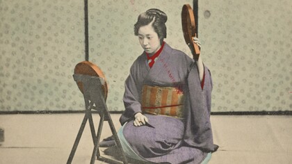 "Mujer con espejos", fotografía postal, 1907-1918