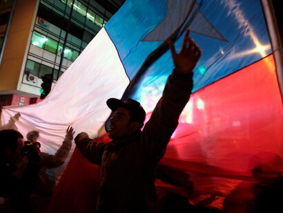 Manifestante con una bandera de Chile