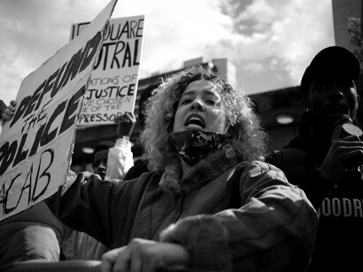 Ser progresistas nos podría permitir reírnos de las noticias falsa