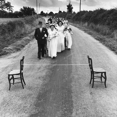 Le ruban de la mariée, Saint Sauvant 1951©Atelier Robert Doisneau