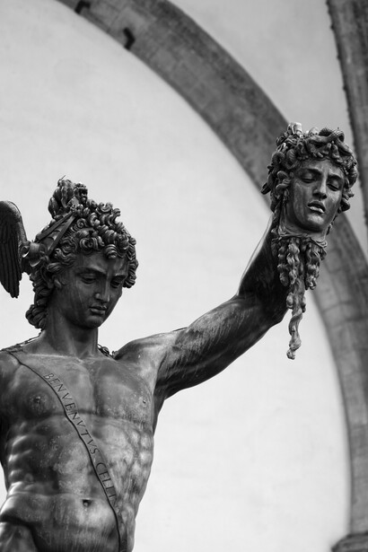 Escultura de bronze feita por Benvenuto Cellini (novembro de 1500 – fevereiro de 1571). A cabeça de Medusa degolada e exposta por Perseu, eternizada na tradição artística como imagem de horror e poder, revela a dimensão simbólica da decapitação: não apenas eliminar o inimigo, mas transformá-lo em emblema — um aviso petrificado de que o poder pode ser absoluto e a violência, espetáculo