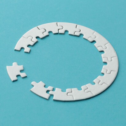 Concetto di mondo interdipendente sotto forma di puzzle: "...diventiamo noi stessi, osservatori e osservatrici, parte di quel tutto che si tiene insieme"