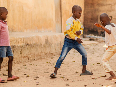 Ils rient dans la poussière, mais la pauvreté leur colle à la peau