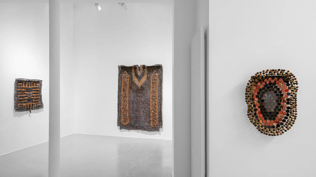 Ozioma Onuzulike, Shield, vue de l'exposition. Avec l'aimable autorisation de la Galerie Afikaris