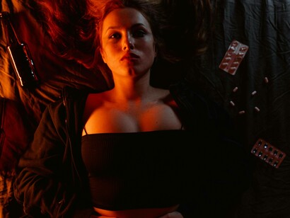 Mulher deprimida. Não são precisos abanões para que esta evolução aconteça, mas, muitas vezes, é por causa deles que mudamos e nos transformamos