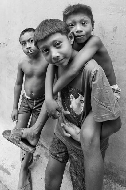 Es necesario cuestionar las nomenclaturas heredadas para fortalecer nuestra propia identidad cultural. Habitantes Cuna o Guna en el archipiélago de San Blas, Panamá, cortesía del fotógrafo costarricense Joaquín Murillo