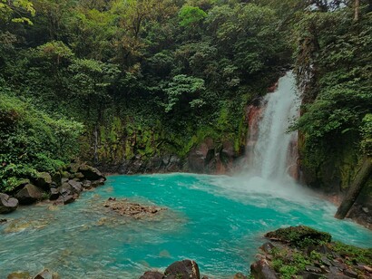 Rio Celeste, na Costa Rica. Foto cortesia de Marcelo Hayashida. Em uma manhã calma, imagine-se flutuando nas águas tranquilas do Pacífico, sentindo a brisa suave acariciar o rosto enquanto o céu de um azul profundo se reflete nas águas quentes
