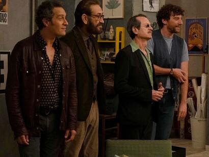 "Follemente" è un film che esplora i confini tra razionalità e follia, mettendo in discussione le certezze della vita quotidiana. Nella foto Marco Giallini, Maurizio Lastrico, Rocco Papaleo e Claudio Santamaria sono rispettivamente: Professore, Romeo, Valium e Eros