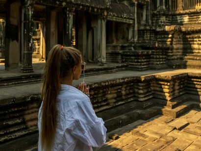 Mulher no pátio de Angkor Wat, Siem Reap, Camboja. Nas minhas últimas férias tirei uns dias para fazer uma viagem para a Ásia e no roteiro, dentre alguns lugares espetaculares, estava o Camboja, especificamente Siem Reap. Há muito o que se falar tanto sobre o país quanto sobre os lugares que ali visitei, mas quero me ater em um único tema