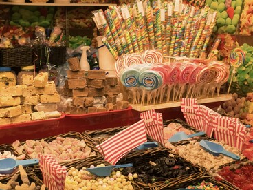 En muchas ciudades es posible visitar tiendas de dulces tradicionales que nos permitan experimentar la cultura de la zona