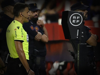 Árbitro de la Liga española revisa una jugada polémica en el VAR (Video Assistant Referee)