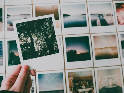 Podemos dizer que a identidade se confundia entre o mito e a ideologia e, hoje, tomam significados distintos na era do streaming. Em outras palavras, momentos históricos procuraram definir uma identidade nacional. Assim, as várias fontes da tradição fazem das manifestações um lugar plural e subversivo








