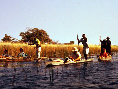 Delta dell'Okavango, turisti trasportati
con il mokoro