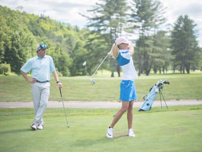 Dos personas practicando golf