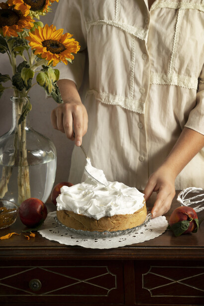 La pavlova se elabora con una base de merengue hecha con claras de huevo, azúcar, maicena y ácido
