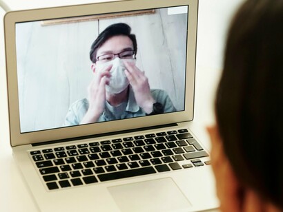 Consulta online. A telemedicina, que até a pandemia de COVID-19 era utilizada principalmente em regiões remotas ou em áreas específicas, ganhou destaque como uma solução prática e eficaz para manter os cuidados médicos acessíveis durante o período mais crítico da crise sanitária