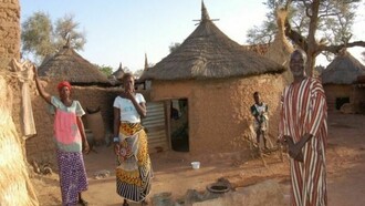 Case in terra cruda a Sakouli