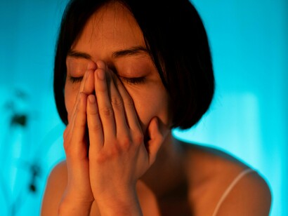Ainda que essas experiências se manifestem de formas diferentes, há um ponto comum entre os relatos: a sensação de que algo se perde no caminho. Não necessariamente o conteúdo do que se diz, mas o modo como se é percebido. Quando a linguagem falha, não falha apenas a transmissão da mensagem; falha o reconhecimento