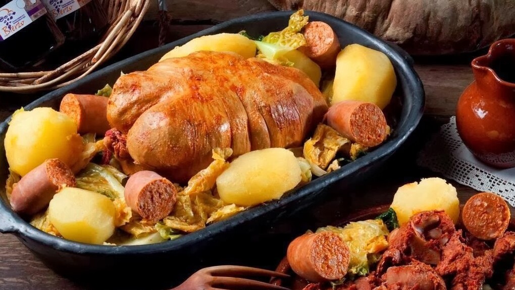 Plato de botilo servido con otras delicias del Bierzo