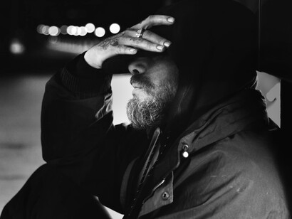 Nos guste o no, vivimos en un mundo industrializado y materialista que venera el interés corporativo y nos insta, nos impulsa, no doblega bajo la voluntad del consumo constante y desesperado de bienes materiales como inmateriales