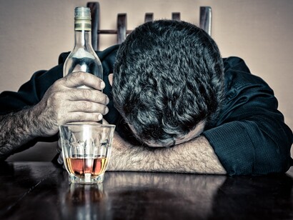 Un hombre hundido en el alcohol