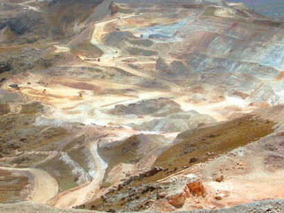 Mina de Yanacocha: el cuidado del medioambiente por la empresa minera es cuestionado por algunas ONG, al menos desde el año 2000
