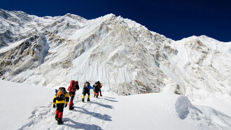 Anche nell'area vicina alla cima dell'Everest ci sono microplastiche