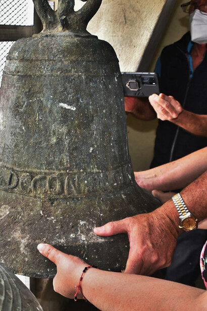 Foto de Ana Álvarez Rojas. 2021. Revisando, palpando, midiendo, fotografiando y filmando la bicentenaria campana "Consesion" Ángela Aguilar Vargas. Eduardo Sánchez Sánchez "Edu". Manrique Álvarez Rojas. Iglesia del Carmen, Heredia, Costa Rica
