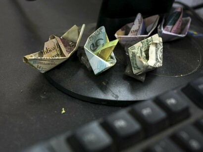 Barquitos de papel con billetes de bolívares