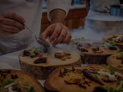 A relação emocional com a comida é evidenciada pela capacidade de reviver memórias através de cheiros e sabores