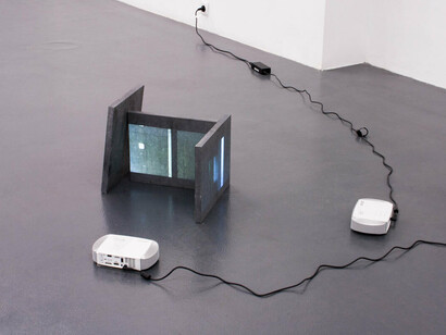 Vittorio Gegrotti,Composiciones sobre la ruina, 2014, Proyección bicanal sobre granito negro, edición 1 + 1