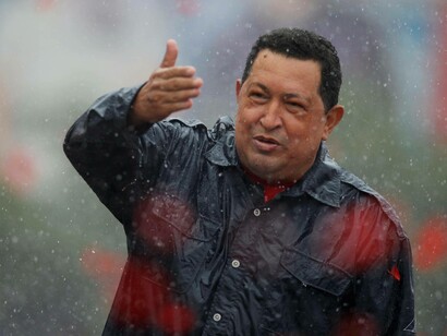 Hugo Chávez saluda a los asistentes en un acto público