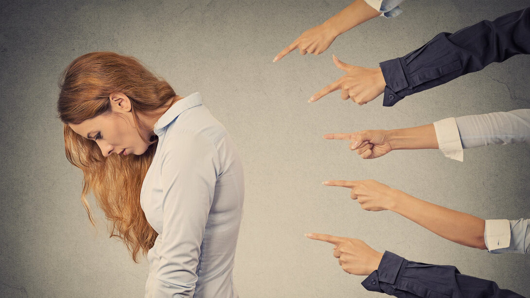 Mujer siendo señalada: los sentimientos de culpa están muy relacionados con creencias que se conforman a partir de distorsiones cognitivas