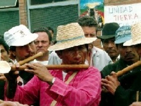Para los Nasa todo lo que existe es un ser vivo: minerales, estrellas, aire, agua, plantas, etc. Músico nasa interpreta la flauta kuv'. 1990, Departamento del Cauca, Colombia