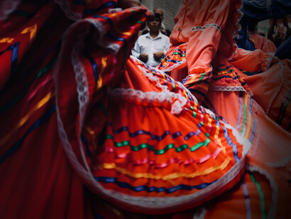 Dançarinos se misturam com pessoas nas ruas do México